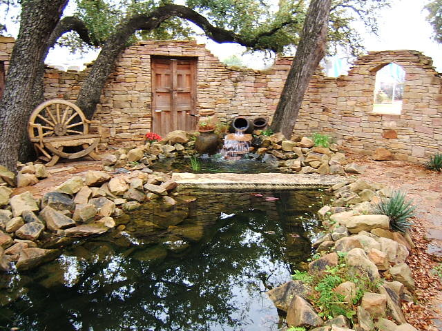 Photo of a traditional landscaping in Austin.