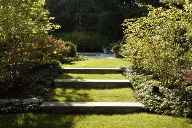 Immagine di un grande giardino chic esposto a mezz'ombra nel cortile laterale in estate con pavimentazioni in pietra naturale e un ingresso o sentiero