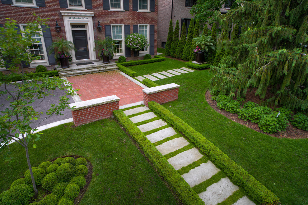 Idee per un grande giardino formale design esposto a mezz'ombra davanti casa in estate con un ingresso o sentiero e pavimentazioni in pietra naturale