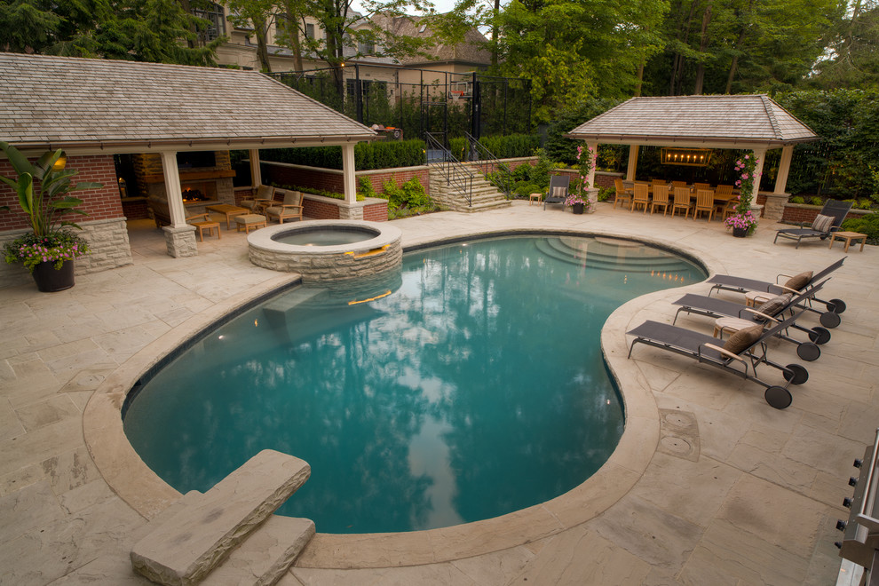 Идея дизайна: большой бассейн на заднем дворе в современном стиле с покрытием из каменной брусчатки