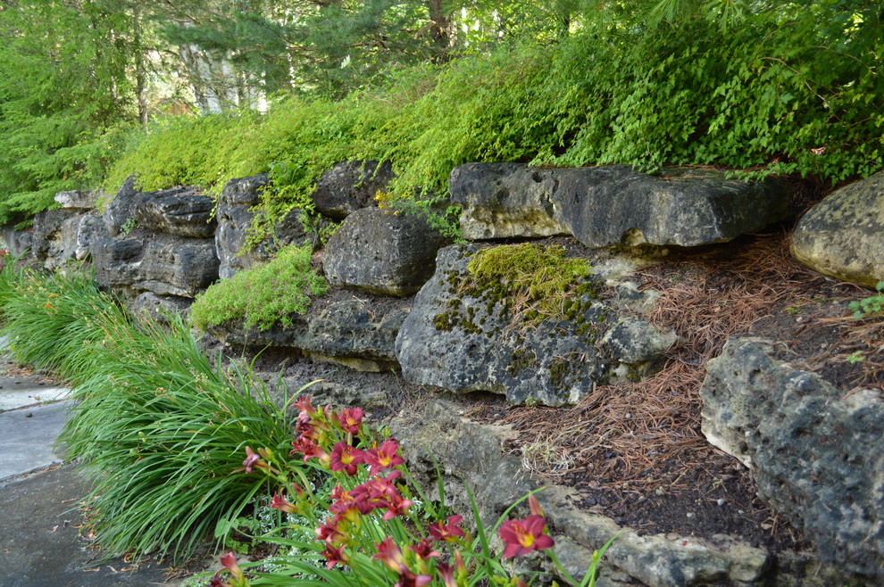 Bild på en vintage trädgård, med en stödmur