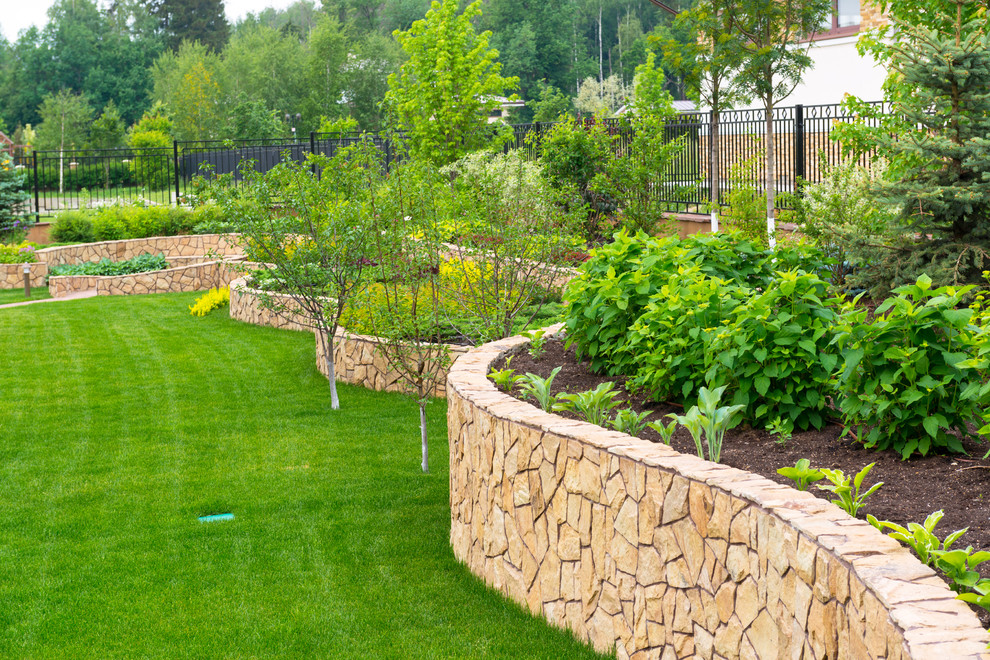 Стильный дизайн: участок и сад на боковом дворе в современном стиле - последний тренд