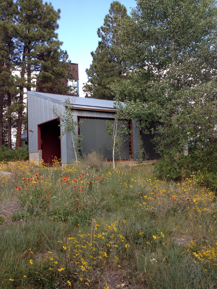 Geometrischer, Mittelgroßer, Schattiger Industrial Gartenweg im Frühling, hinter dem Haus in Albuquerque