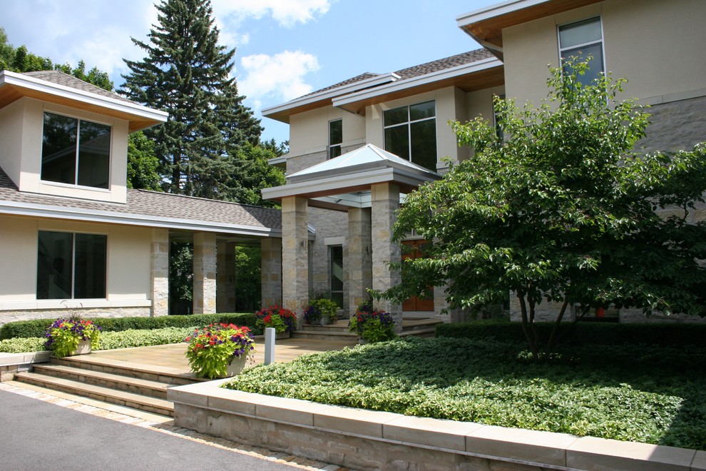 This is an example of a contemporary garden in Milwaukee.
