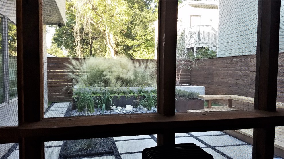На фото: маленький солнечный засухоустойчивый сад на заднем дворе в современном стиле с хорошей освещенностью для на участке и в саду с