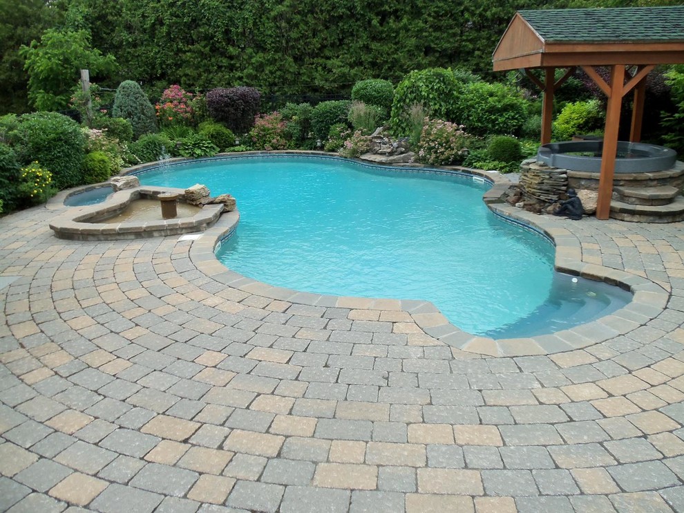LCS. Backyard project Traditional Pool Montreal by Laniel