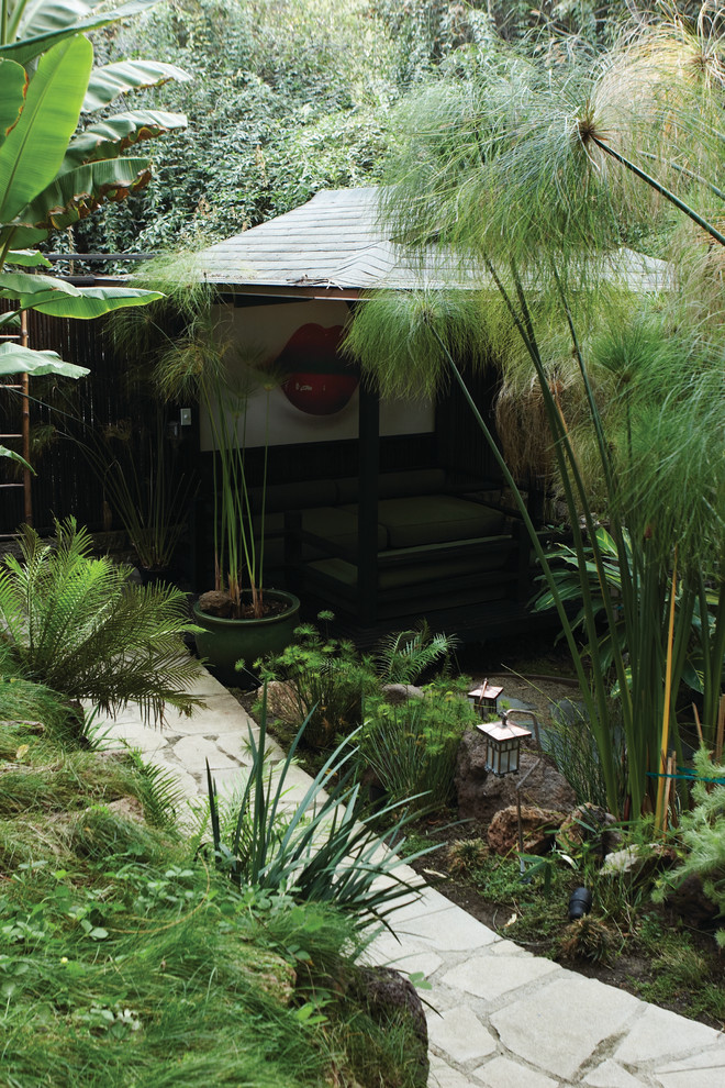 Inspiration for a world-inspired garden in Los Angeles.