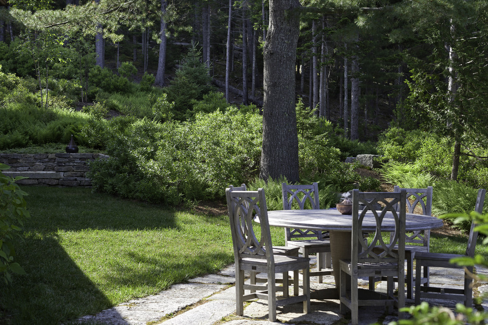 Rustikaler Garten hinter dem Haus mit Natursteinplatten in Boston