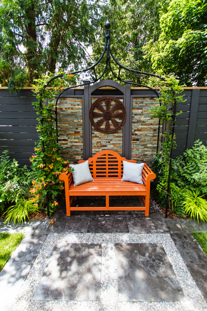 Стильный дизайн: большой летний регулярный сад на заднем дворе в стиле фьюжн с местом для костра, полуденной тенью и мощением тротуарной плиткой - последний тренд