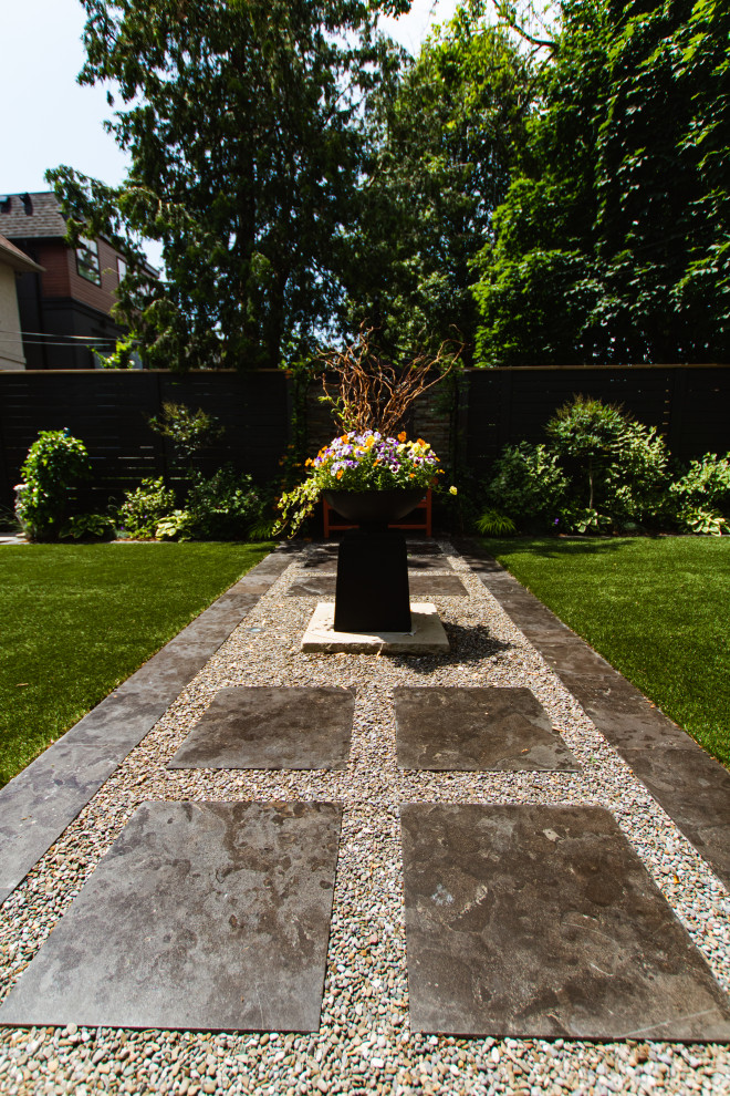 Idee per un grande giardino formale bohémian esposto a mezz'ombra dietro casa in estate con un focolare e pavimentazioni in cemento