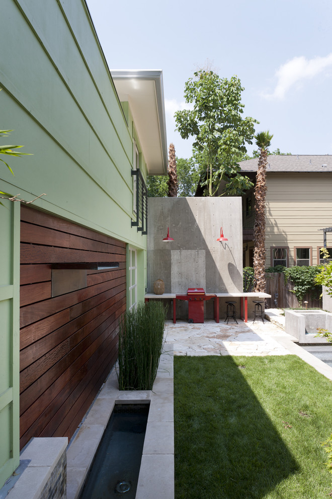 Inspiration for a contemporary garden in Austin with a water feature.