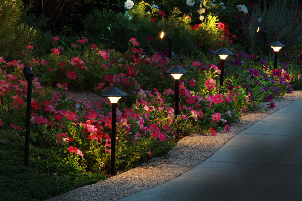На фото: огромный тенистый, весенний регулярный сад на боковом дворе в современном стиле с мульчированием
