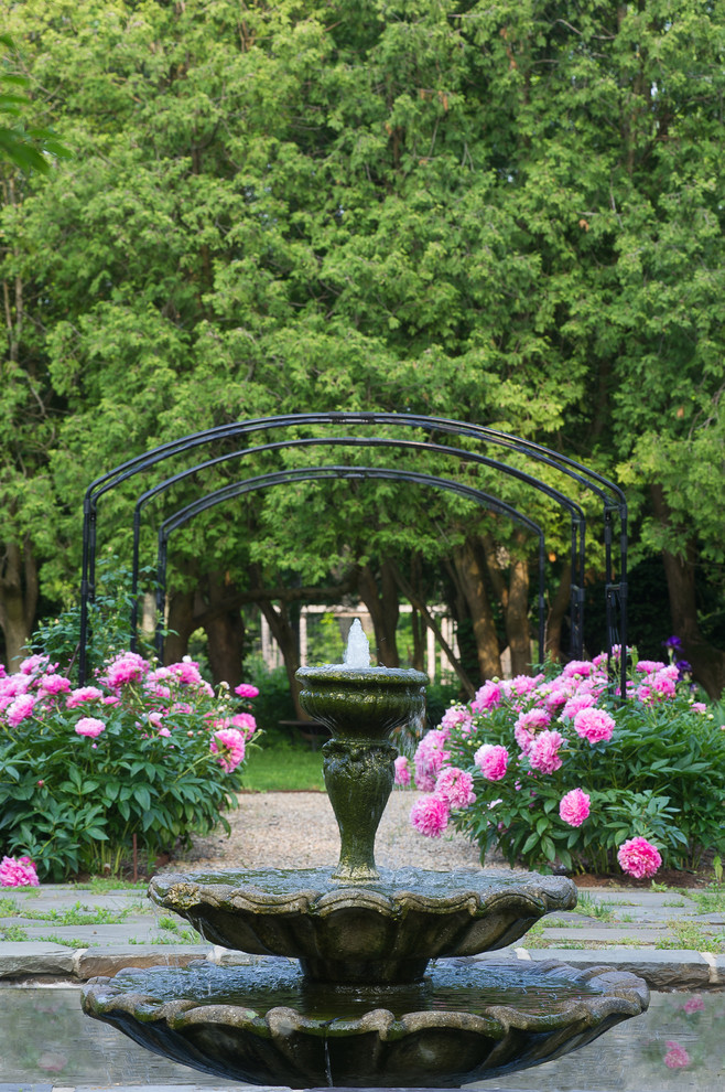 Exemple d'un grand jardin à la française arrière chic avec une exposition partiellement ombragée et des pavés en pierre naturelle.