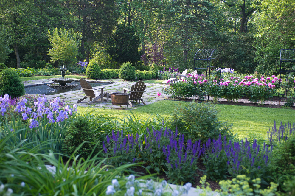 Großer, Geometrischer, Halbschattiger Klassischer Garten hinter dem Haus mit Natursteinplatten in New York