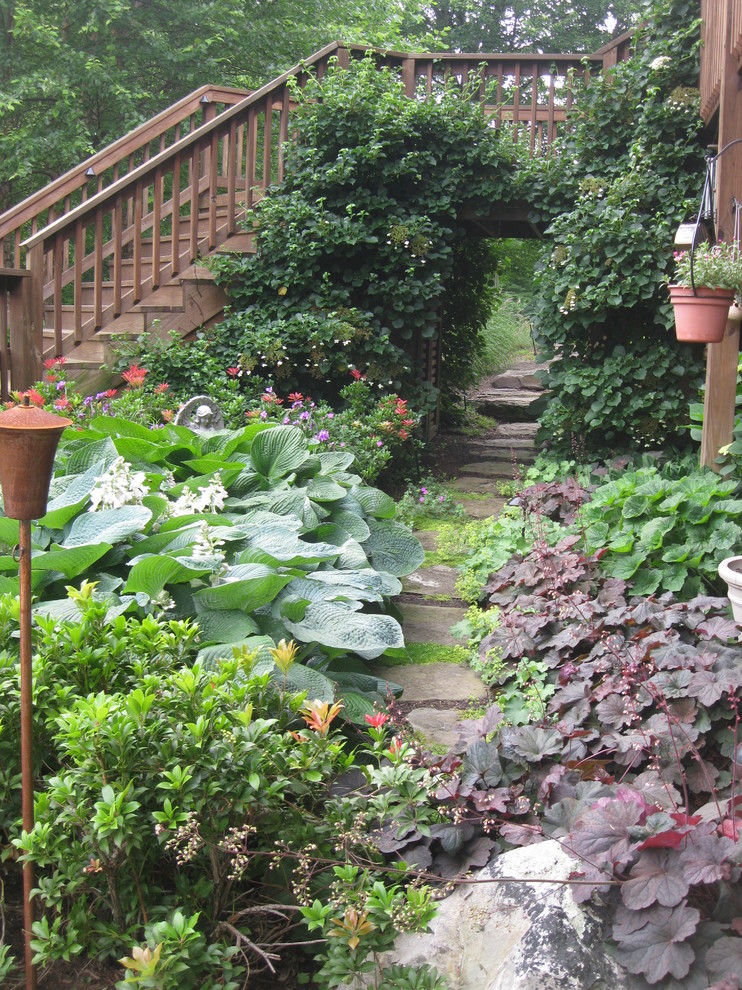 Immagine di un giardino classico esposto a mezz'ombra di medie dimensioni e dietro casa in primavera con pavimentazioni in pietra naturale