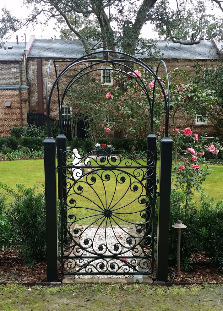 Стильный дизайн: регулярный сад среднего размера на внутреннем дворе в викторианском стиле с садовой дорожкой или калиткой - последний тренд