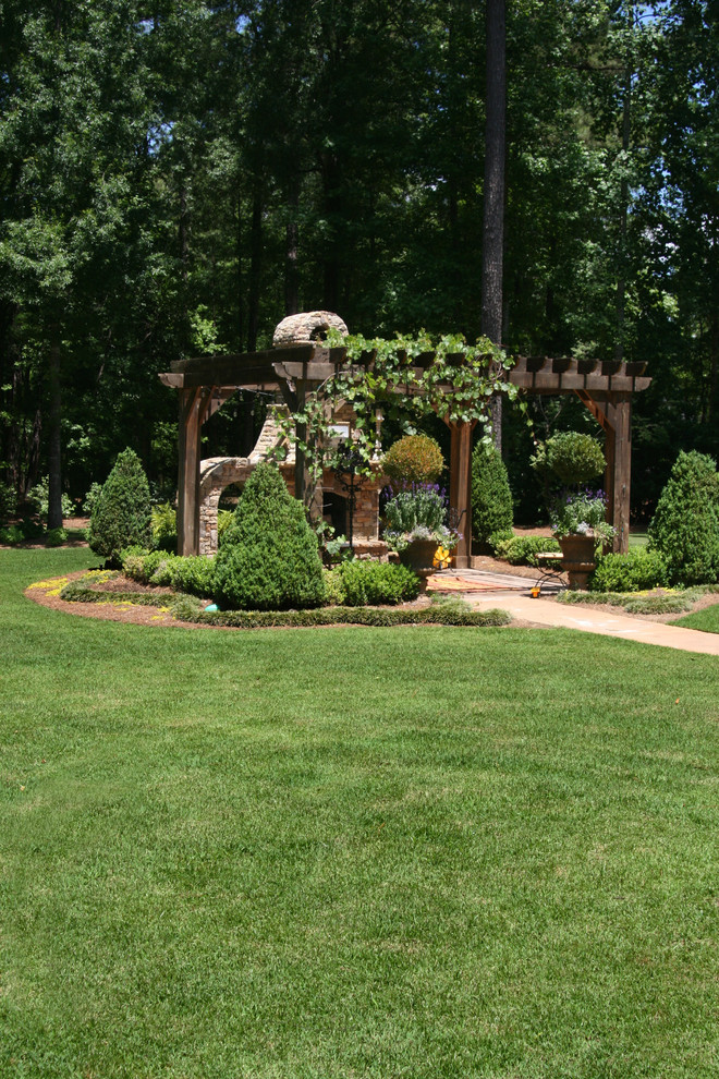 Ispirazione per un grande giardino design esposto in pieno sole in estate con un focolare e pavimentazioni in pietra naturale