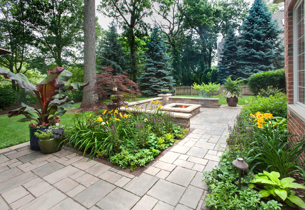 Großer, Halbschattiger Klassischer Garten hinter dem Haus, im Sommer mit Feuerstelle, Pflastersteinen und Auffahrt in Chicago