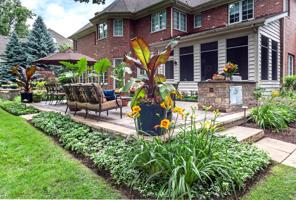 На фото: большой участок и сад на заднем дворе в классическом стиле с местом для костра и мощением клинкерной брусчаткой