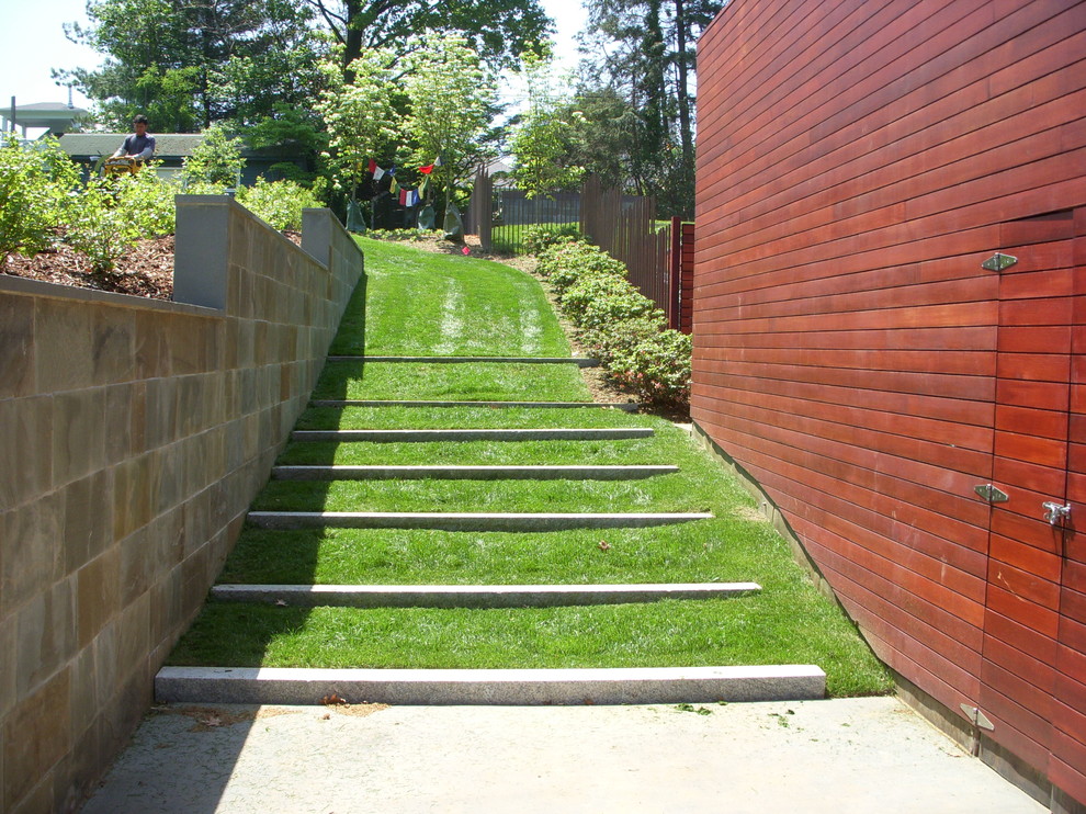 Photo of a mid-sized modern full sun side yard mulch landscaping in DC Metro.