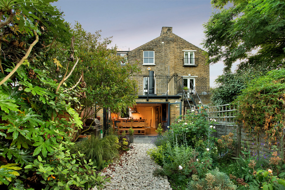 ロンドンにある高級な中くらいなトラディショナルスタイルのおしゃれな庭 (庭への小道、砂利舗装) の写真