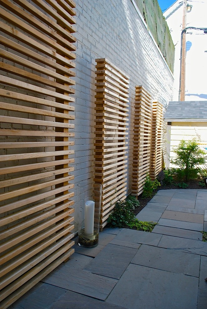 Design ideas for a contemporary side yard landscaping in Toronto.