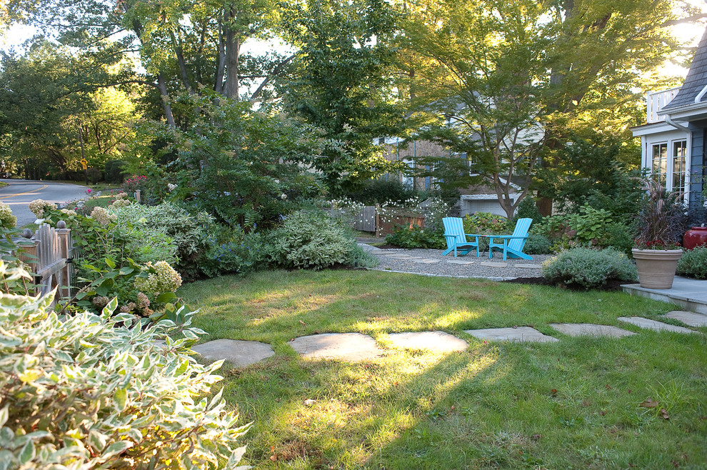 Schattiger Klassischer Garten hinter dem Haus mit Natursteinplatten in New York