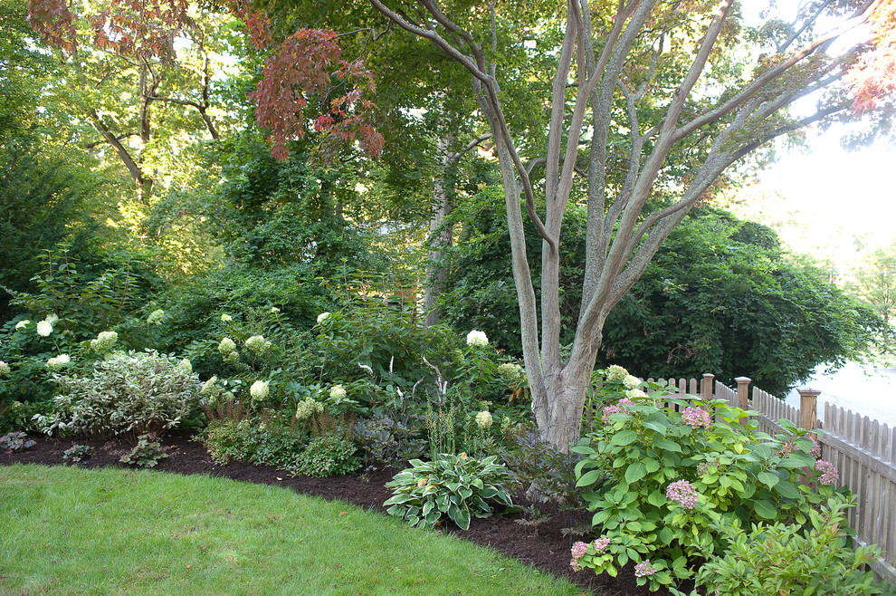 Design ideas for a traditional front garden in New York.