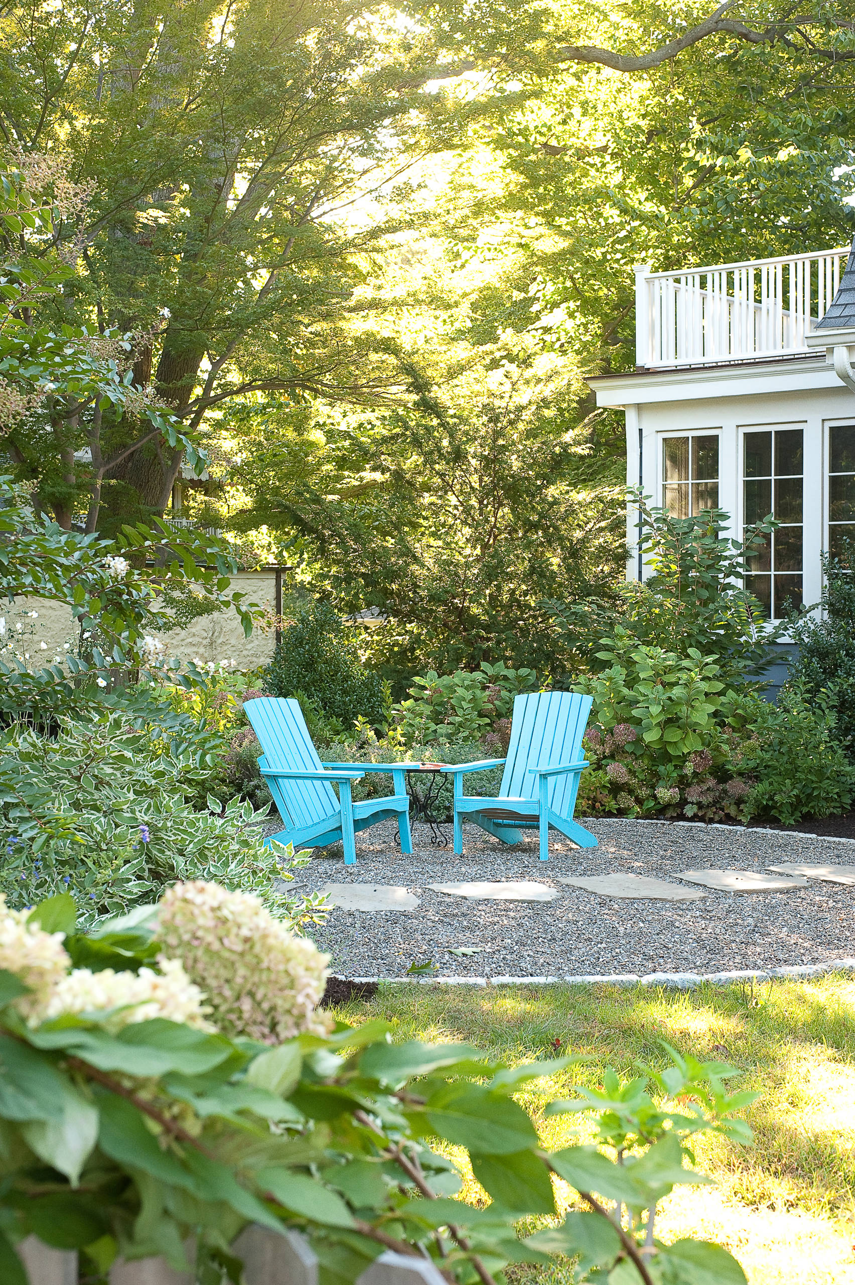 10 Friendly Front-Yard Seating Ideas