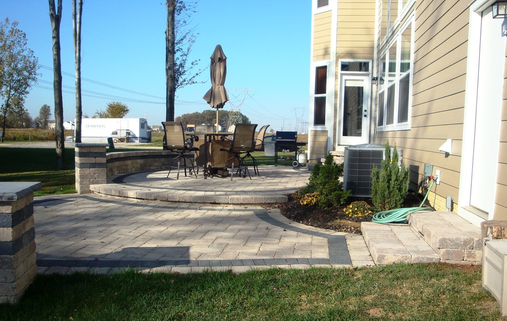 Lewis Center two tier patio and fire pit wall - Contemporary