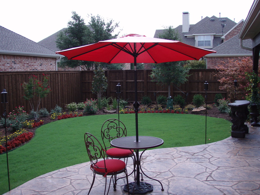 Design ideas for a traditional landscaping in Dallas.