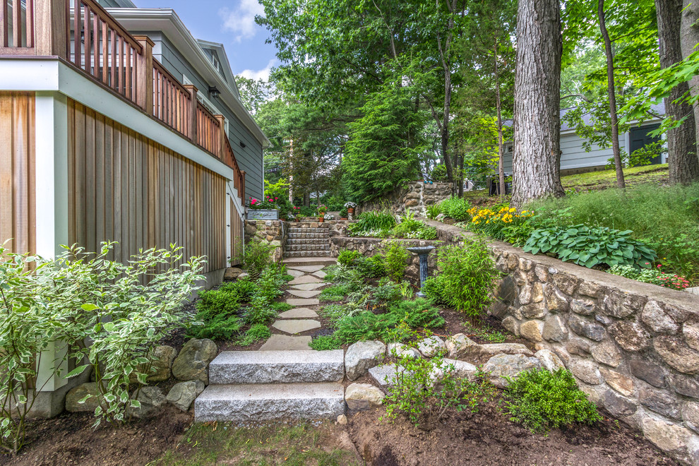 Diseño de camino de jardín clásico de tamaño medio en primavera en patio lateral con exposición total al sol y adoquines de piedra natural
