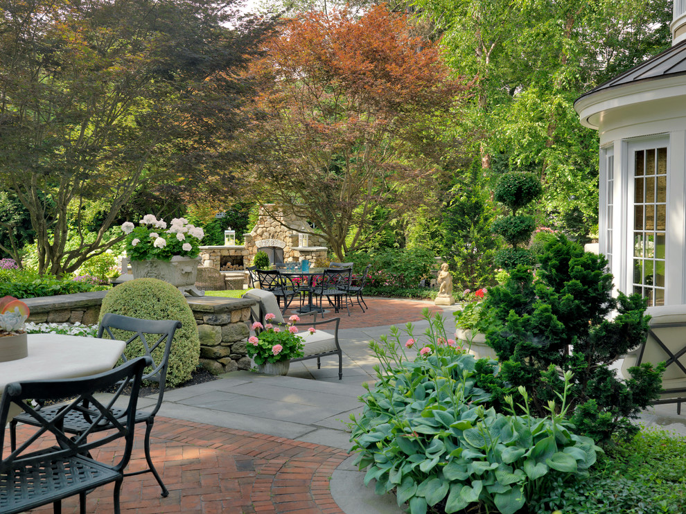 Свежая идея для дизайна: большой участок и сад на заднем дворе в классическом стиле с садовой дорожкой или калиткой, полуденной тенью и мощением клинкерной брусчаткой - отличное фото интерьера