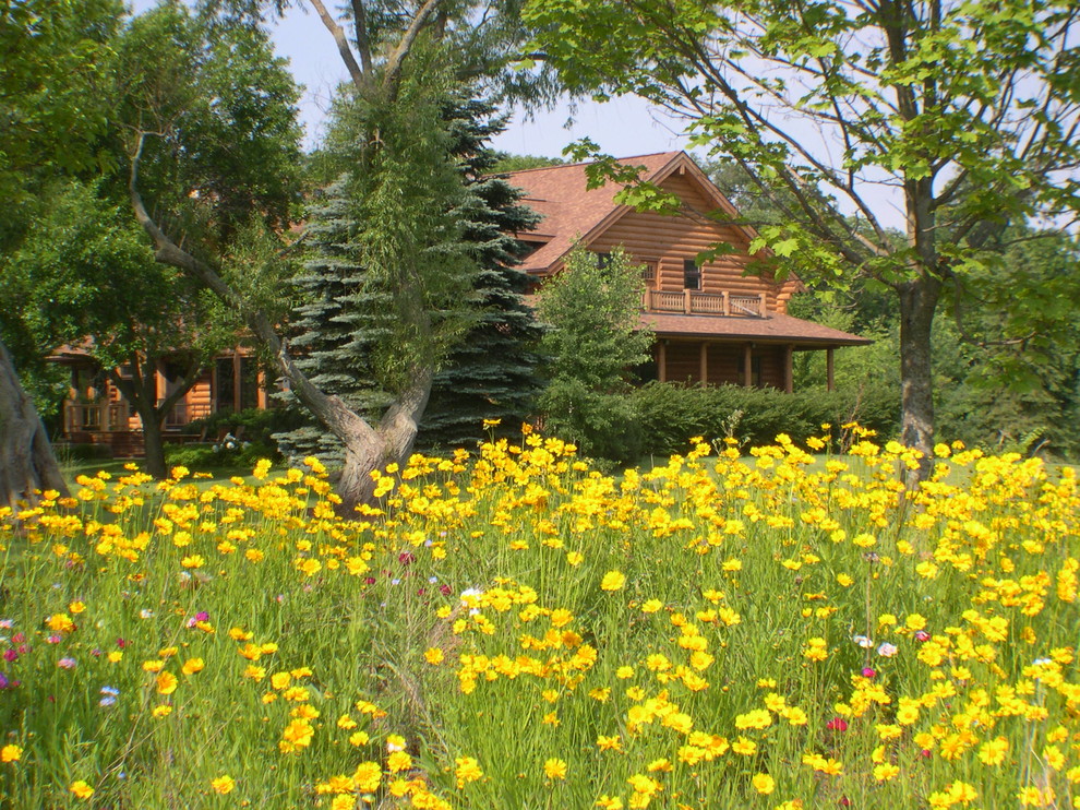 Immagine di un giardino stile rurale dietro casa in estate