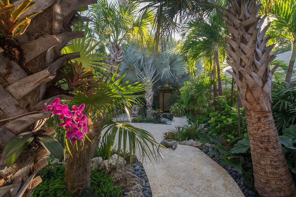 Foto di un grande giardino tropicale nel cortile laterale con pavimentazioni in pietra naturale