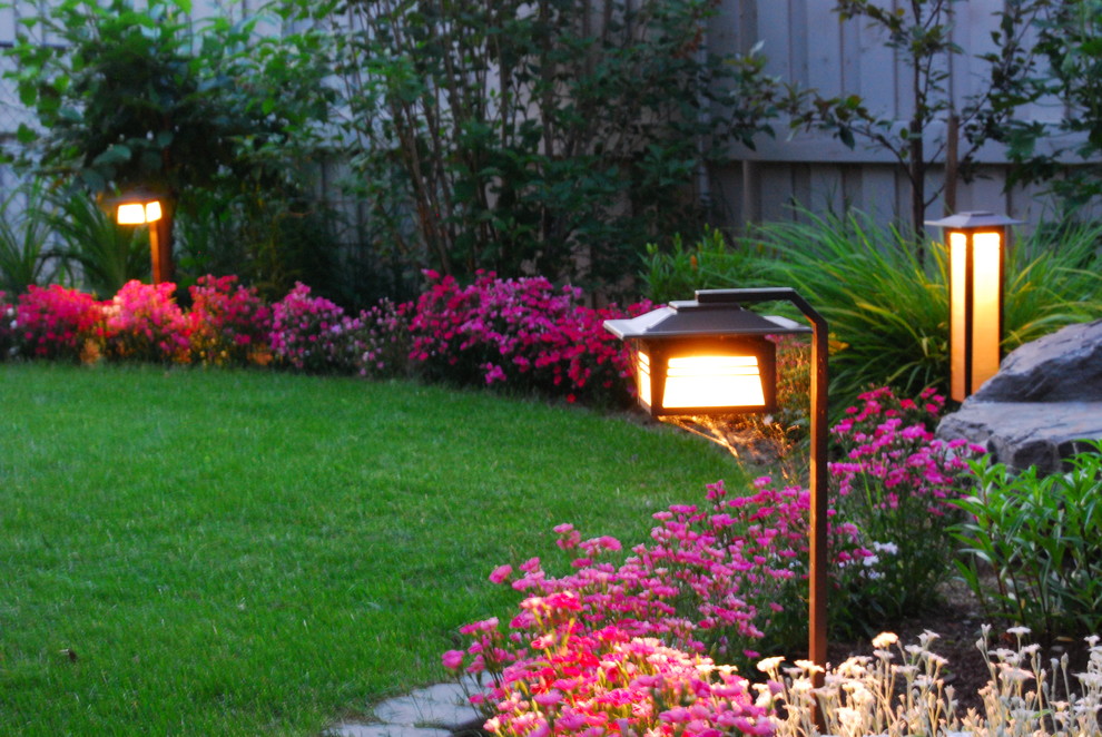 Imagen de jardín rústico de tamaño medio en patio trasero con jardín de macetas y adoquines de hormigón