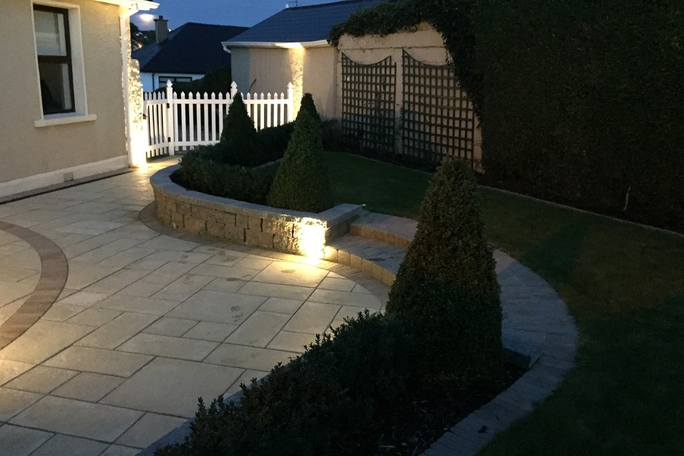Geometrischer, Kleiner Klassischer Gartenweg im Sommer, hinter dem Haus mit direkter Sonneneinstrahlung und Betonboden in Sonstige