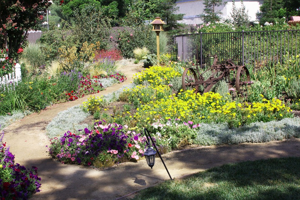 На фото: весенний огород на участке среднего размера на заднем дворе в стиле рустика с полуденной тенью и покрытием из гранитной крошки с