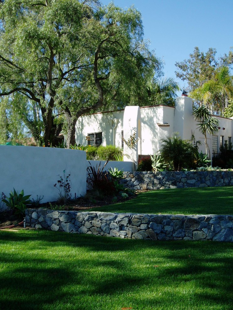 サンディエゴにある地中海スタイルのおしゃれな庭 (擁壁) の写真