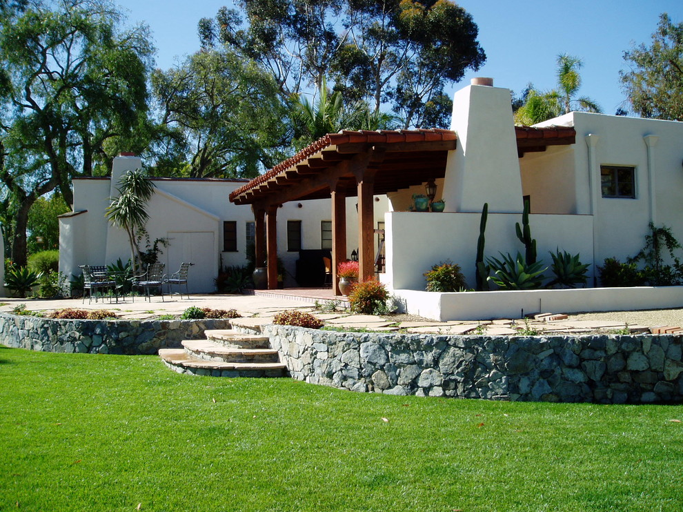 На фото: солнечный участок и сад на заднем дворе в средиземноморском стиле с хорошей освещенностью с