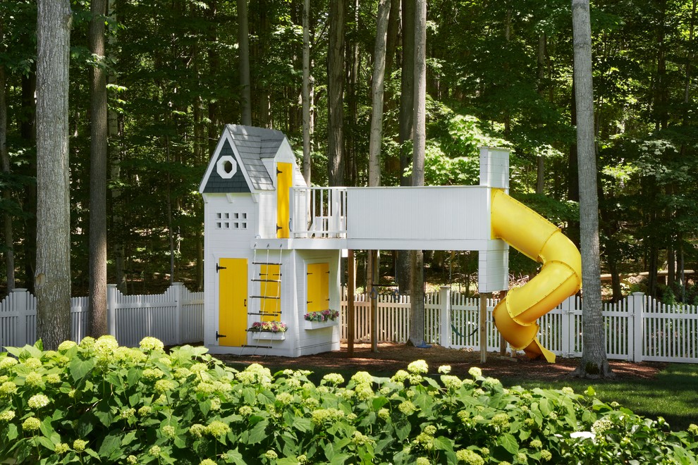 Свежая идея для дизайна: участок и сад в классическом стиле с детским городком - отличное фото интерьера