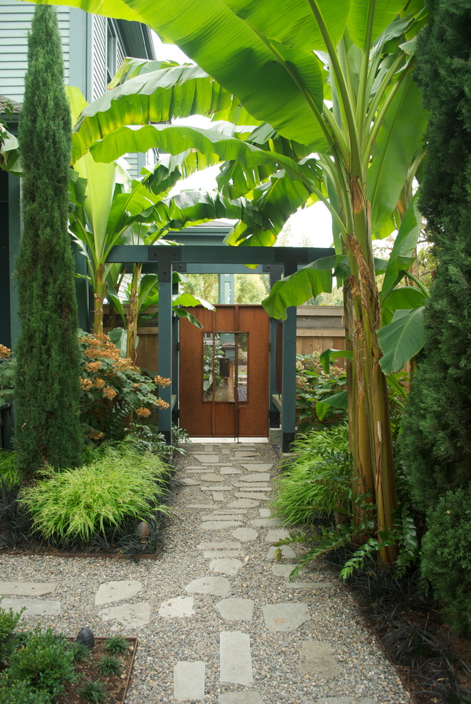 Idée de décoration pour un jardin arrière design avec des pavés en pierre naturelle.