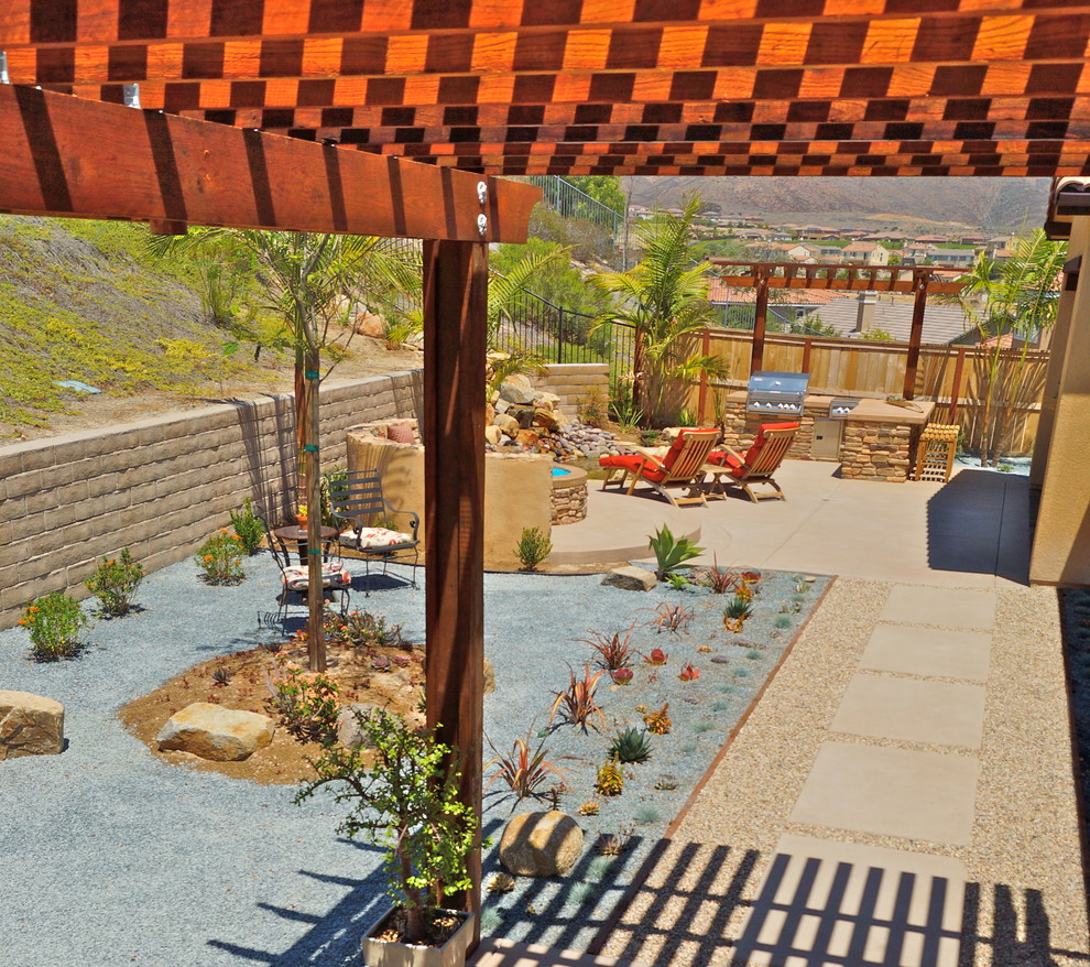На фото: солнечный регулярный сад среднего размера на заднем дворе в средиземноморском стиле с местом для костра, хорошей освещенностью и мощением тротуарной плиткой с