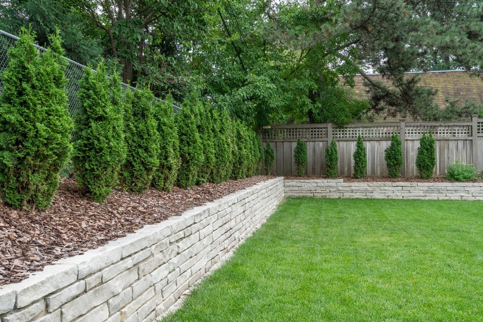 Immagine di un giardino formale minimalista di medie dimensioni e dietro casa in estate con pavimentazioni in pietra naturale