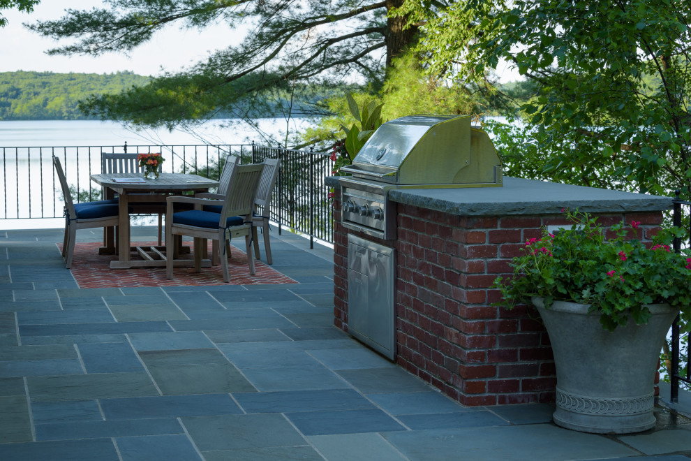 ボストンにある高級な広いトラディショナルスタイルのおしゃれな屋上庭園 (天然石敷き) の写真
