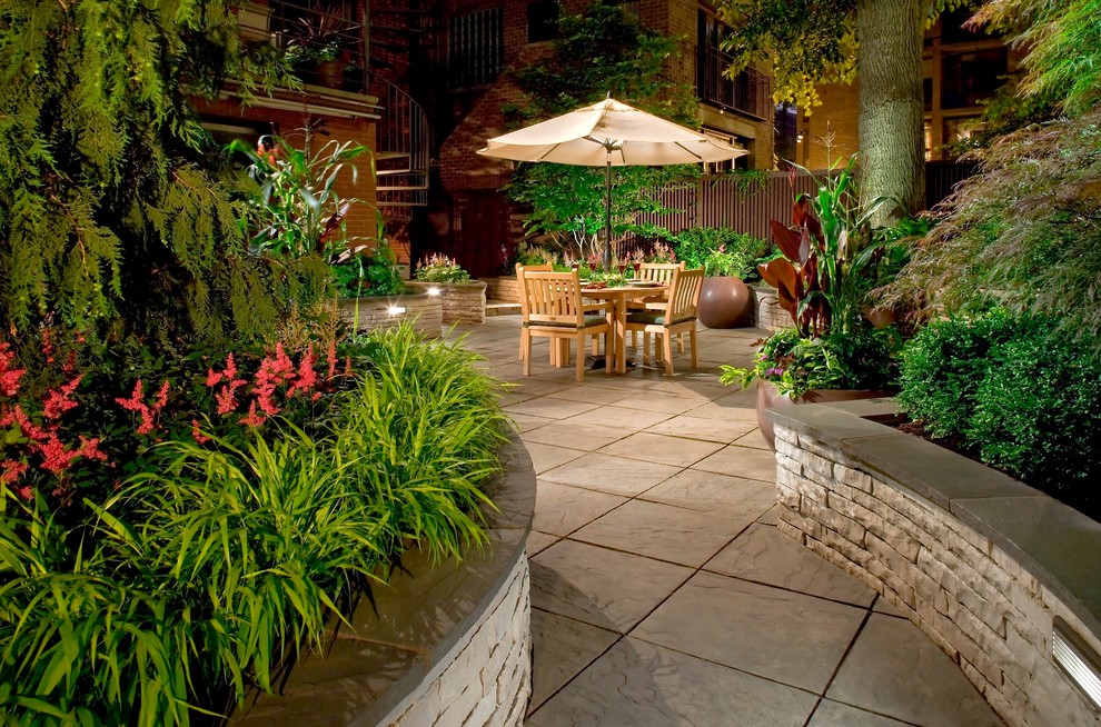 Пример оригинального дизайна: маленький летний участок и сад на заднем дворе в классическом стиле с подпорной стенкой, полуденной тенью и покрытием из каменной брусчатки для на участке и в саду