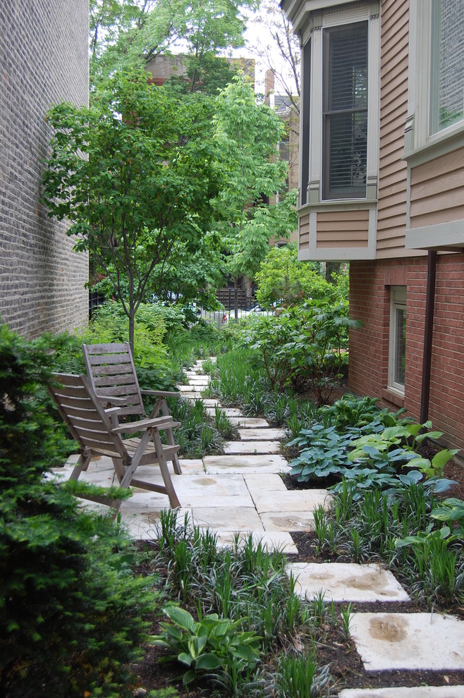 Inspiration for a mid-sized traditional shade side yard landscaping in Chicago.
