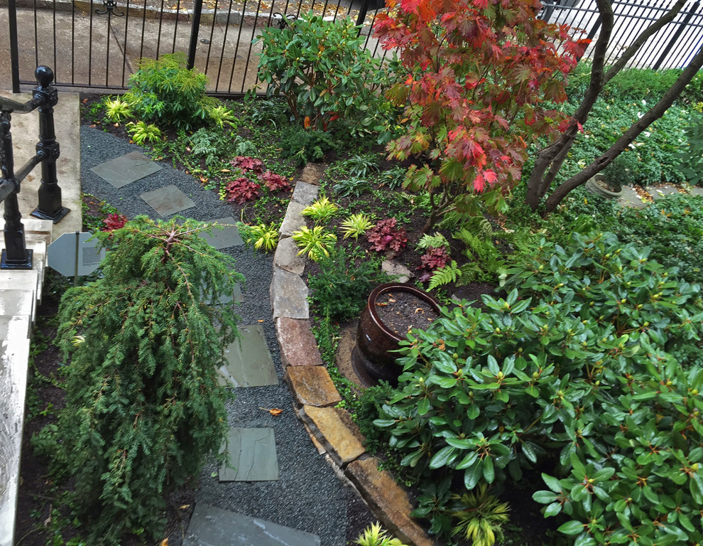 Kleiner, Schattiger Klassischer Vorgarten mit Natursteinplatten in Chicago