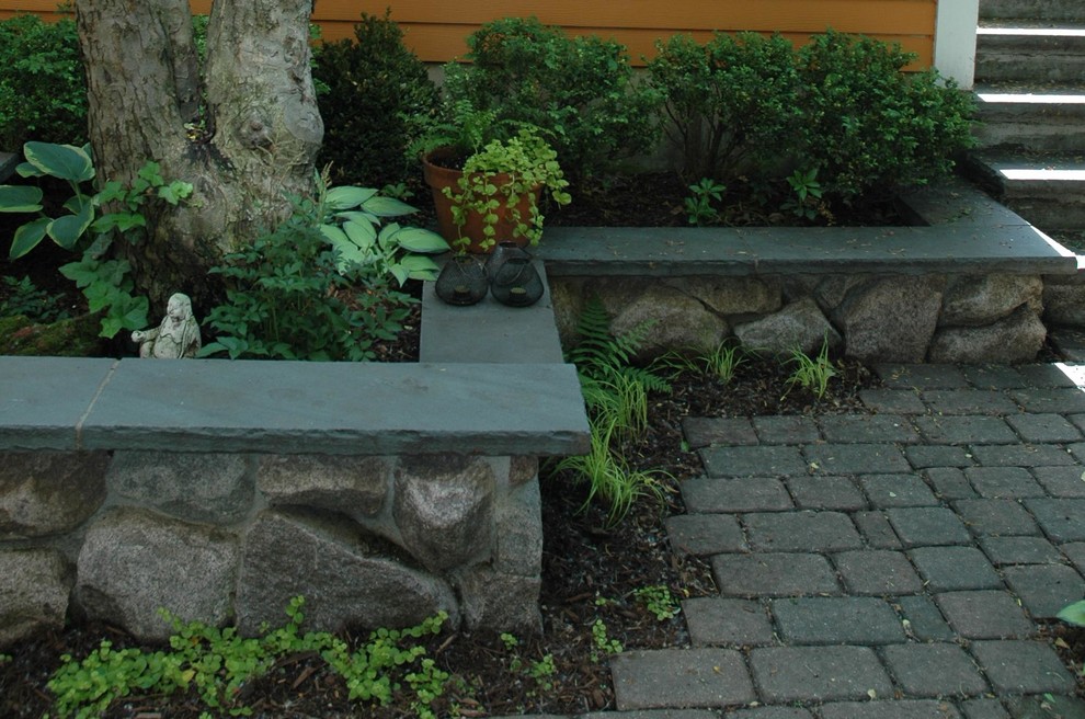 На фото: маленький тенистый участок и сад на внутреннем дворе в стиле неоклассика (современная классика) с мощением тротуарной плиткой для на участке и в саду