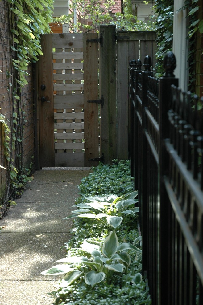 Kleiner, Schattiger Klassischer Garten im Innenhof im Frühling mit Natursteinplatten in Chicago